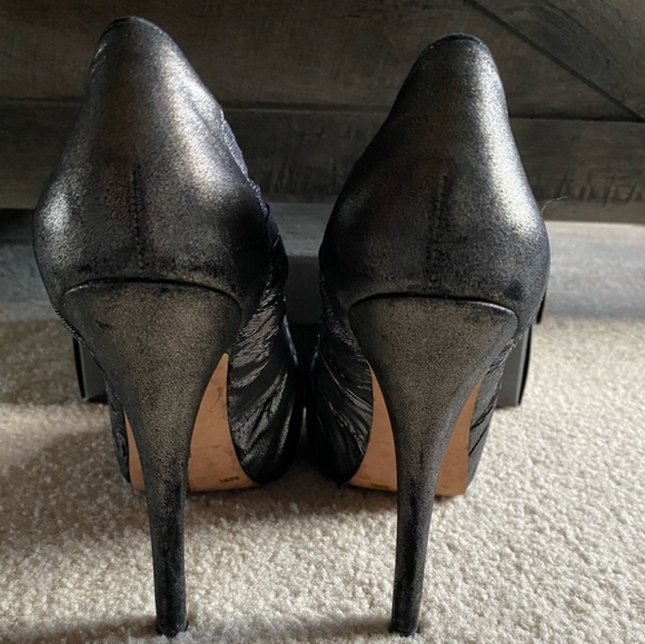VINCE CAMUTO Metallic Silver Black MODA Platform Peep Toe Pumps size 7 - Picture 2 of 8